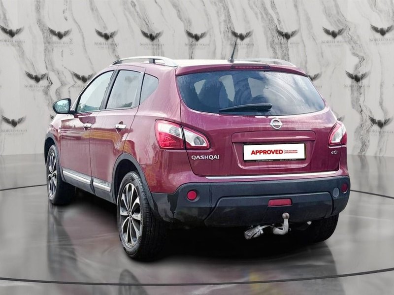 2011 Nissan Qashqai in red — photo 4 of 17