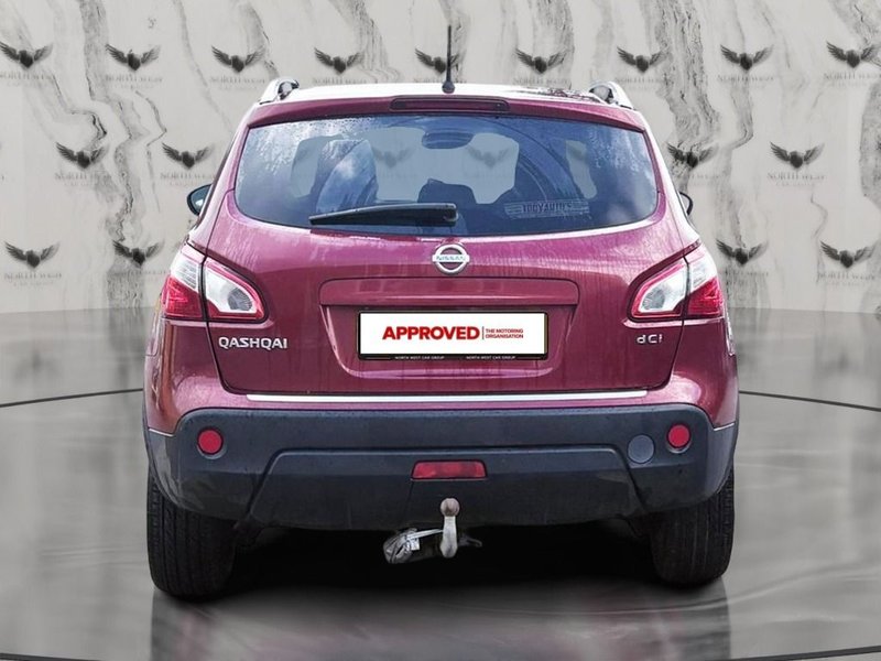 2011 Nissan Qashqai in red — photo 5 of 17