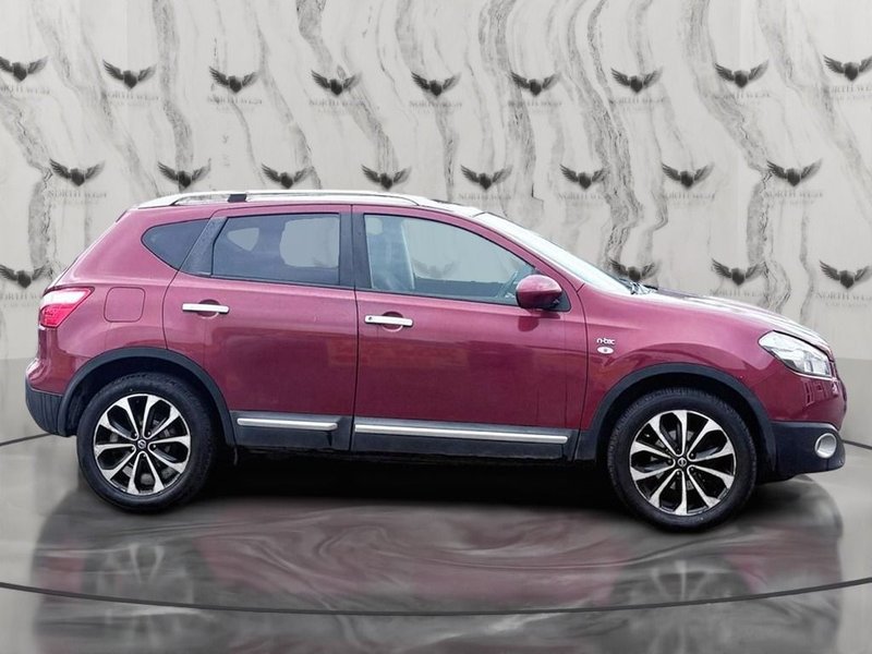 2011 Nissan Qashqai in red — photo 9 of 17