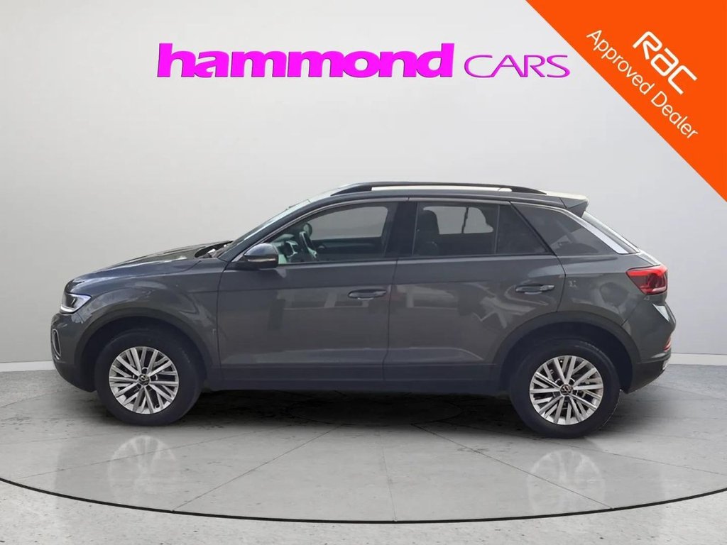 2023 Volkswagen T-Roc — image 2