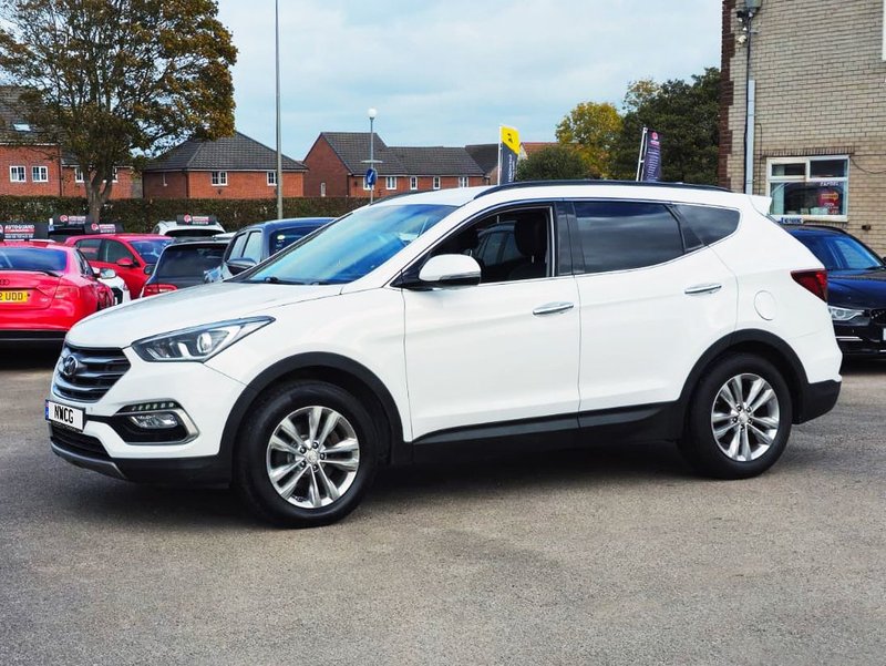 2016 Hyundai Santa Fe in white — photo 4 of 29