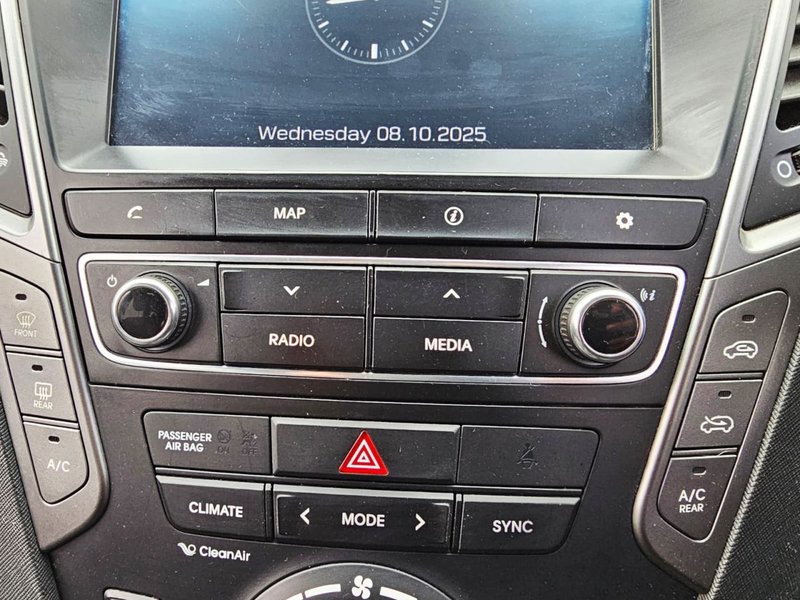 2016 Hyundai Santa Fe in white — photo 21 of 29