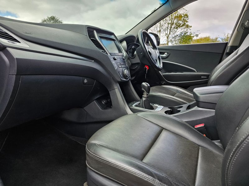 2016 Hyundai Santa Fe in white — photo 17 of 29