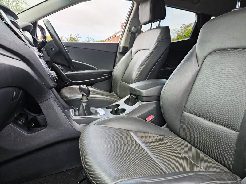 2016 Hyundai Santa Fe in white — photo 16 of 29