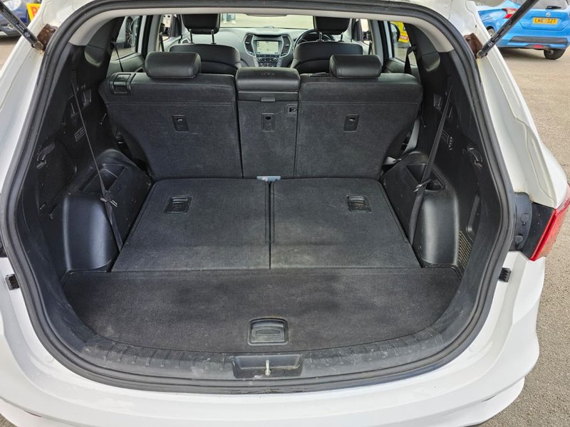 2016 Hyundai Santa Fe in white — photo 10 of 29