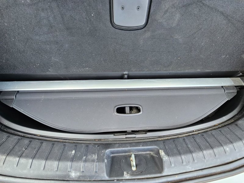 2016 Hyundai Santa Fe in white — photo 11 of 29