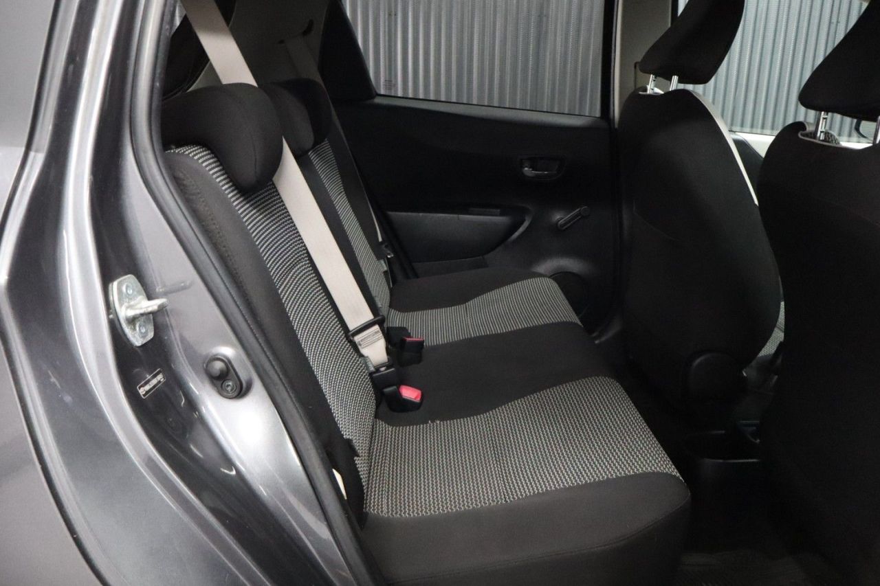 2013 TOYOTA YARIS 1.33 Dual VVT-i Trend Hatchback 5dr Petrol Manual Euro 5 (99 ps) LOW INSURA - vehicle photo 27 for sale on PureCar