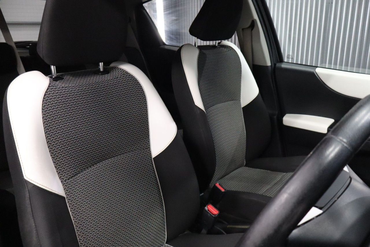2013 TOYOTA YARIS 1.33 Dual VVT-i Trend Hatchback 5dr Petrol Manual Euro 5 (99 ps) LOW INSURA - vehicle photo 35 for sale on PureCar