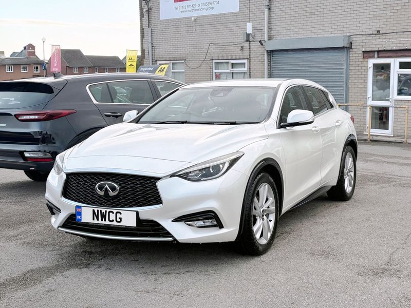 2017 Infiniti Q30 in white — photo 4 of 17