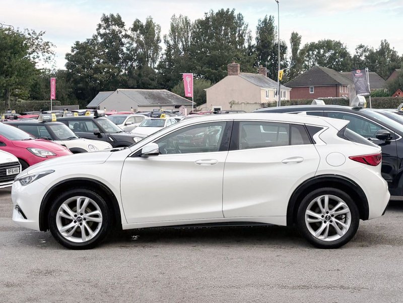 2017 Infiniti Q30 in white — photo 8 of 17