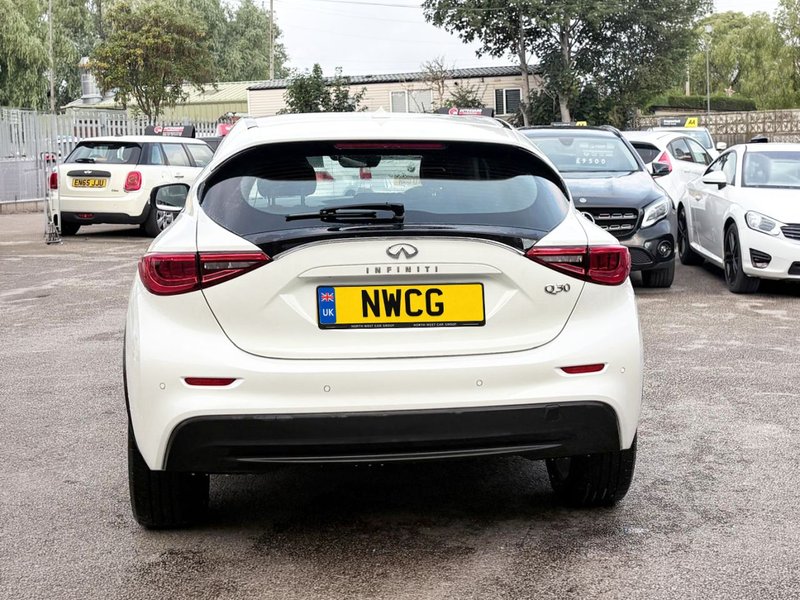 2017 Infiniti Q30 in white — photo 6 of 17