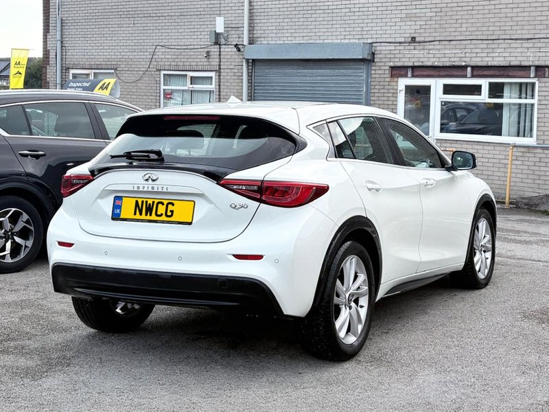 2017 Infiniti Q30 in white — photo 7 of 17