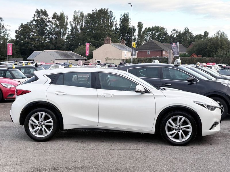 2017 Infiniti Q30 in white — photo 9 of 17