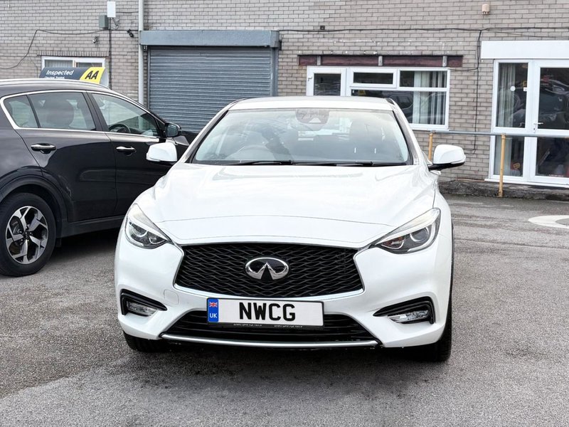 2017 Infiniti Q30 in white — photo 2 of 17