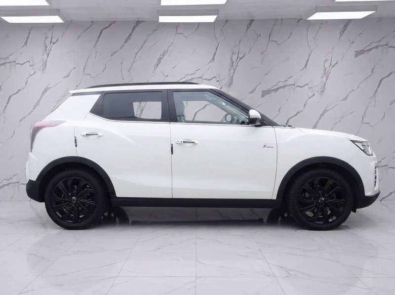 2021 SsangYong Tivoli in white — photo 5 of 11
