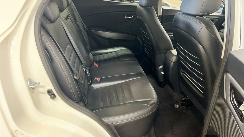 2021 SsangYong Tivoli in white — photo 10 of 11