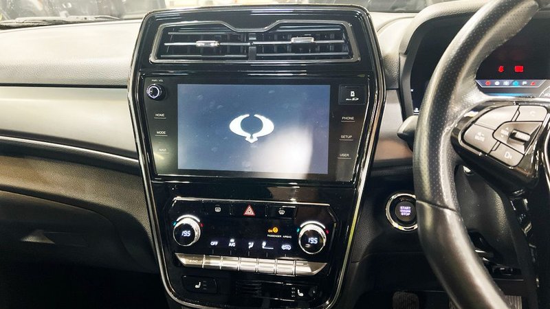 2021 SsangYong Tivoli in white — photo 7 of 11