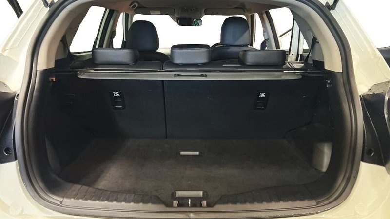 2021 SsangYong Tivoli in white — photo 10 of 14