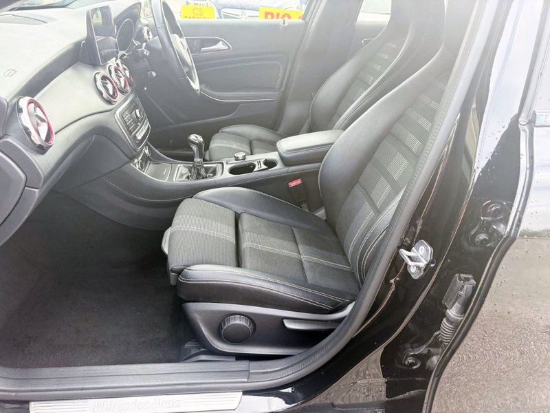 2019 Mercedes-Benz GLA in black — photo 14 of 21