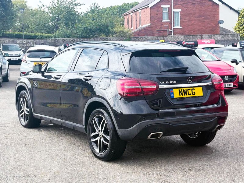 2019 Mercedes-Benz GLA in black — photo 8 of 21
