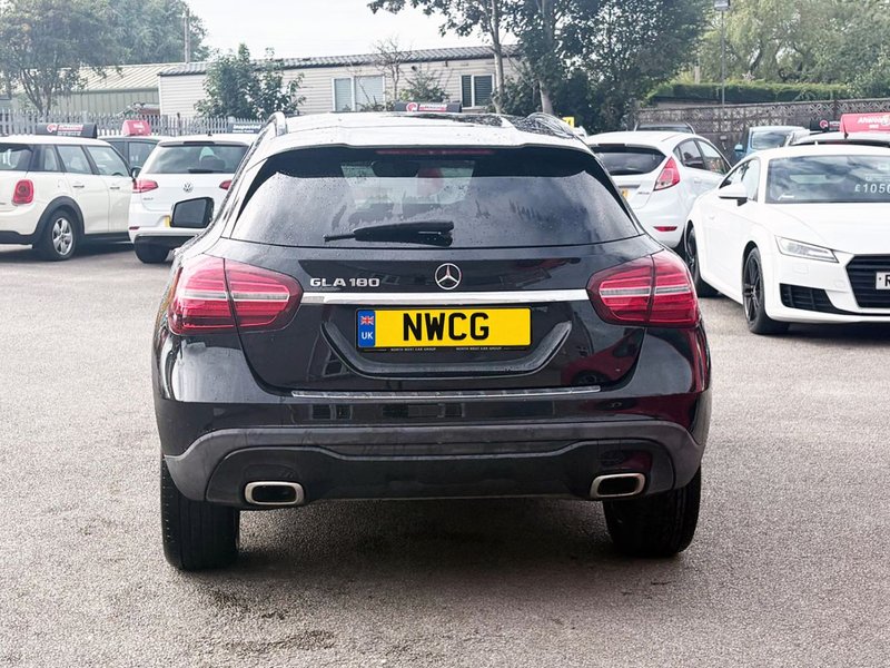 2019 Mercedes-Benz GLA in black — photo 9 of 21