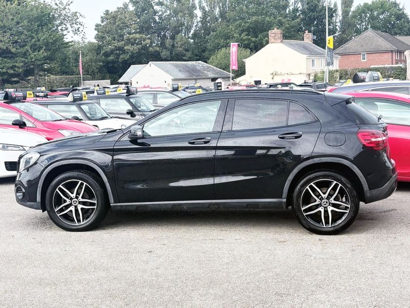 2019 Mercedes-Benz GLA in black — photo 12 of 21