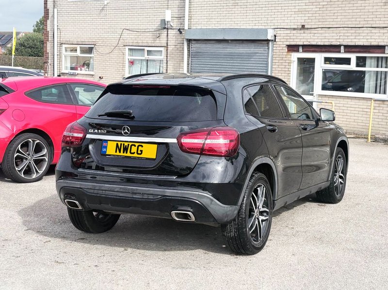 2019 Mercedes-Benz GLA in black — photo 10 of 21