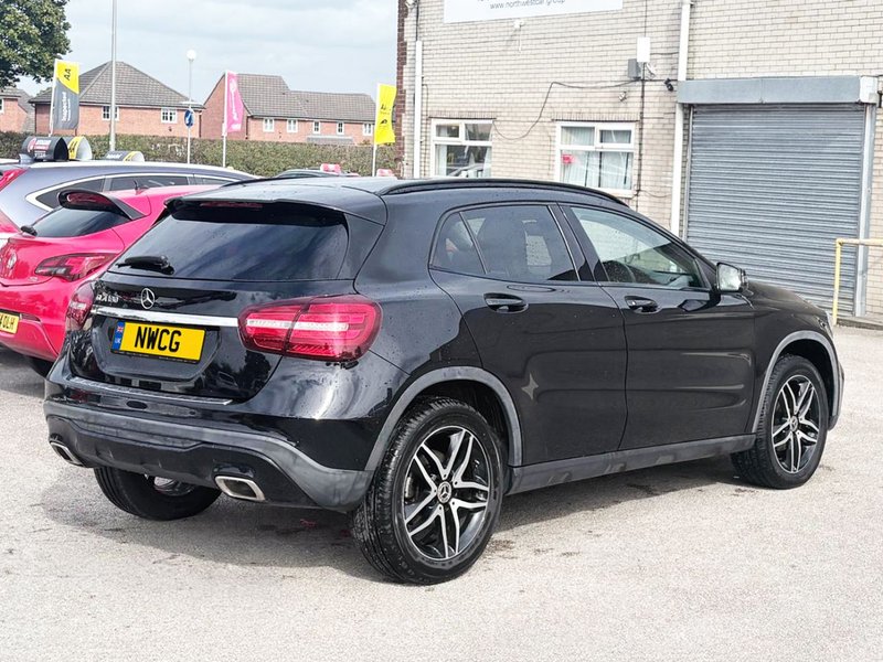 2019 Mercedes-Benz GLA in black — photo 11 of 21