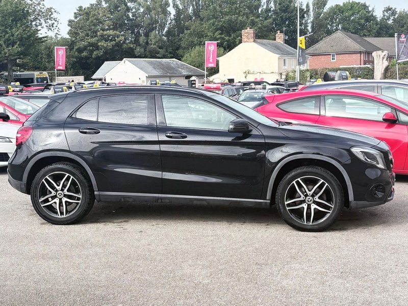 2019 Mercedes-Benz GLA in black — photo 13 of 21