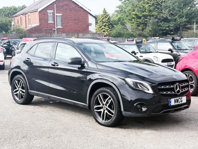 2019 Mercedes-Benz GLA in black — photo 2 of 21