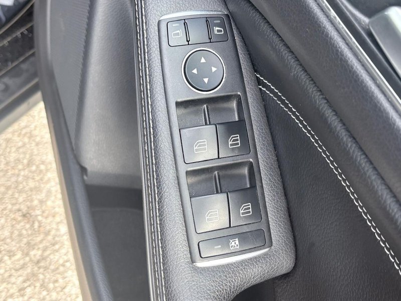 2019 Mercedes-Benz GLA in black — photo 18 of 21