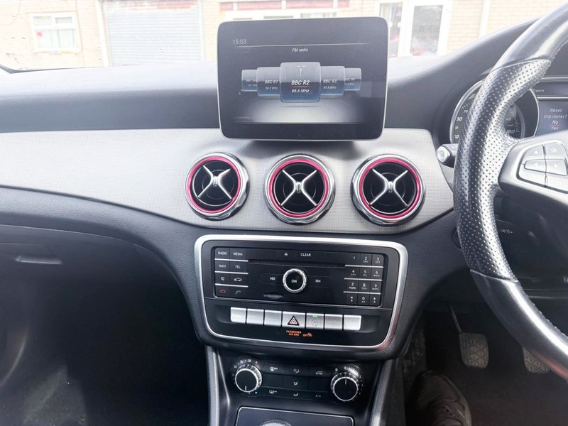 2019 Mercedes-Benz GLA in black — photo 16 of 21