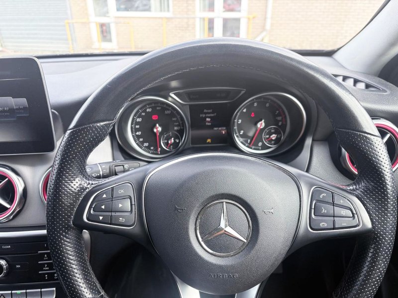 2019 Mercedes-Benz GLA in black — photo 17 of 21