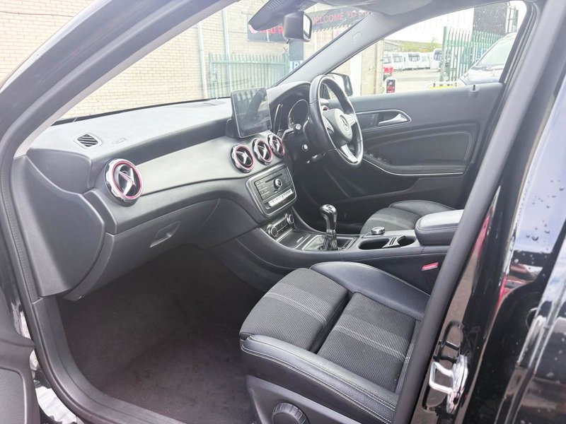 2019 Mercedes-Benz GLA in black — photo 15 of 21