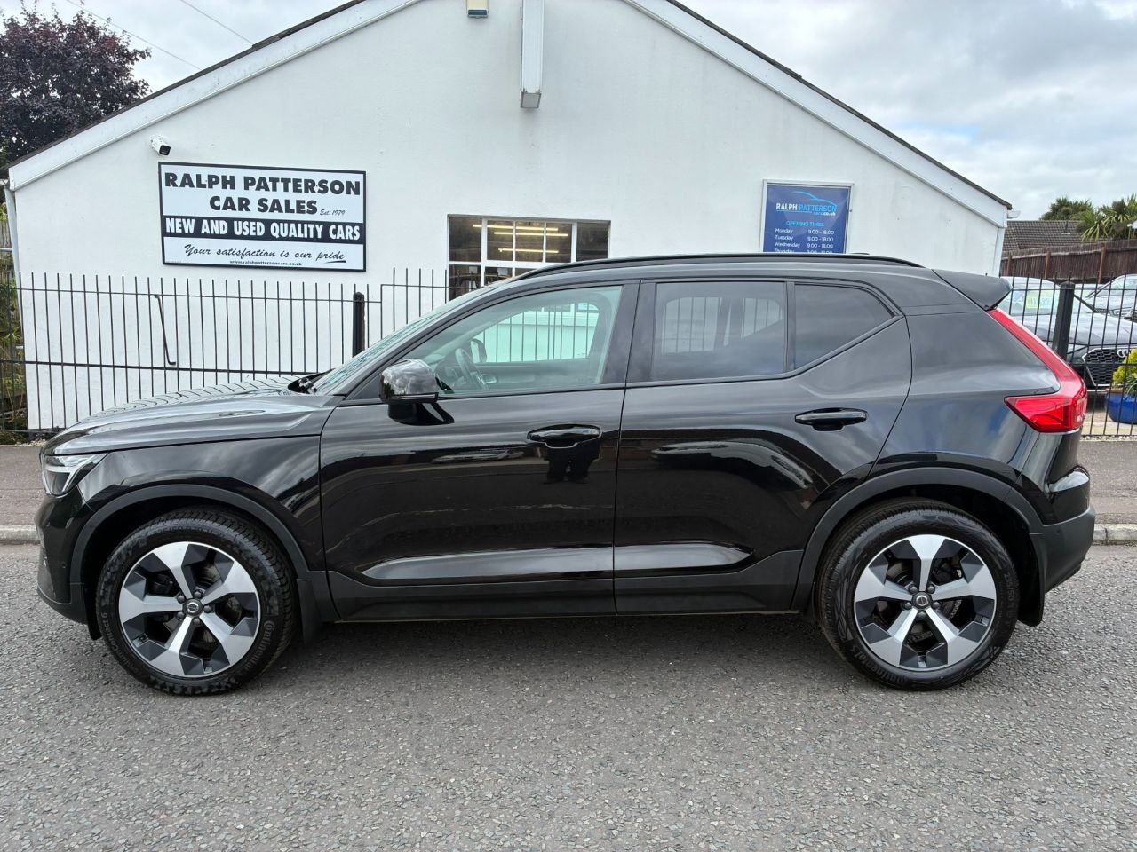2023 VOLVO XC40 2.0 B3 MHEV Plus Dark SUV 5dr Petrol Hybrid DCT Auto Euro 6 (s/s) (163 ps) - vehicle photo 2 for sale on PureCar