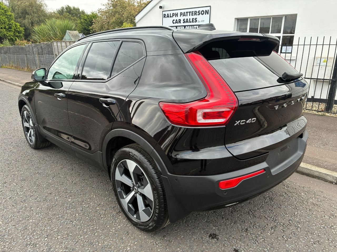 2023 VOLVO XC40 2.0 B3 MHEV Plus Dark SUV 5dr Petrol Hybrid DCT Auto Euro 6 (s/s) (163 ps) - vehicle photo 3 for sale on PureCar