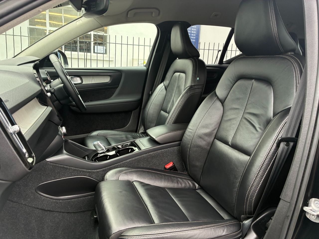 2023 VOLVO XC40 2.0 B3 MHEV Plus Dark SUV 5dr Petrol Hybrid DCT Auto Euro 6 (s/s) (163 ps) - vehicle photo 10 for sale on PureCar