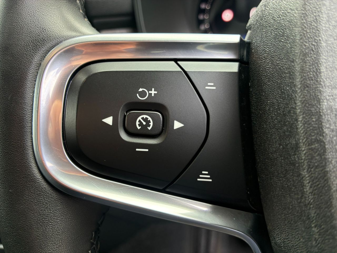 2023 VOLVO XC40 2.0 B3 MHEV Plus Dark SUV 5dr Petrol Hybrid DCT Auto Euro 6 (s/s) (163 ps) - vehicle photo 32 for sale on PureCar