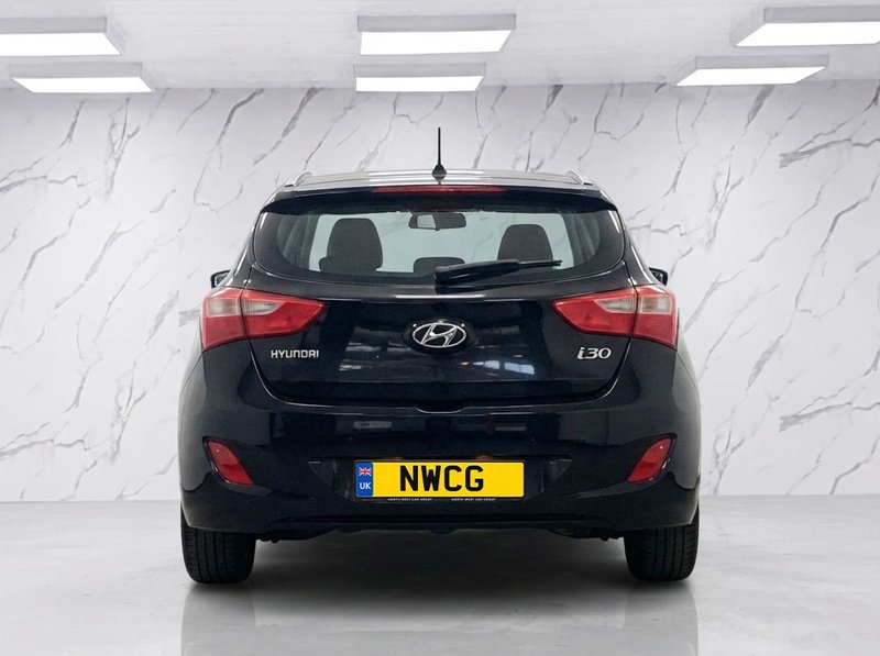 2016 Hyundai i30 in black — photo 5 of 15