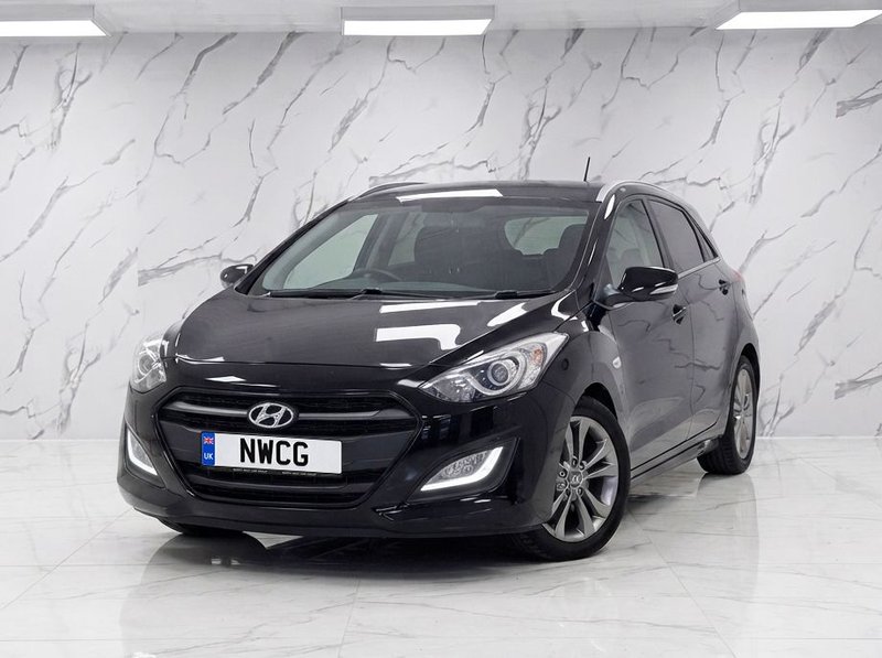 2016 Hyundai i30 in black — photo 2 of 15