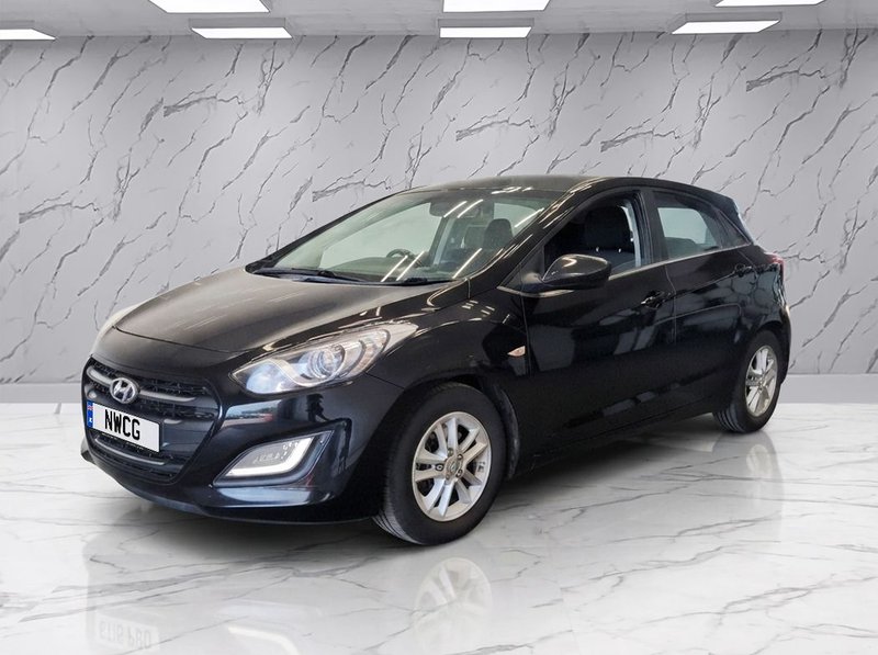 2016 Hyundai i30 in black — photo 3 of 15