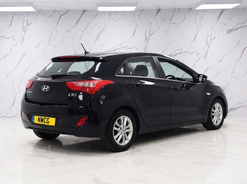 2016 Hyundai i30 in black — photo 6 of 15