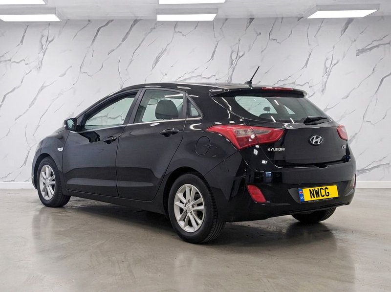 2016 Hyundai i30 in black — photo 4 of 15