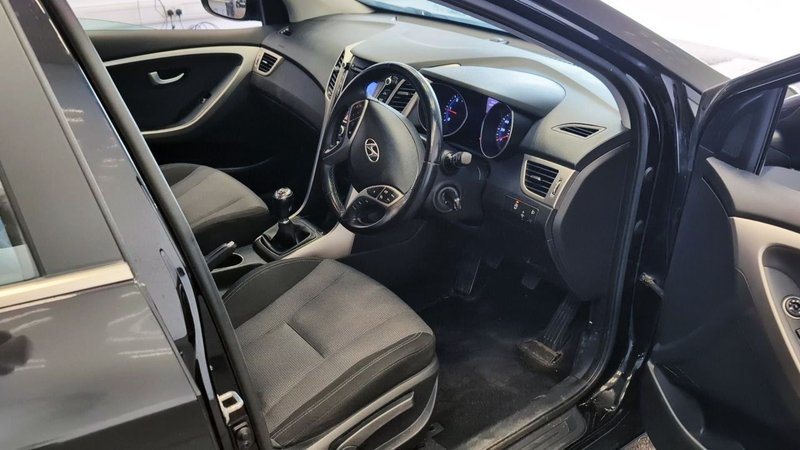 2016 Hyundai i30 in black — photo 8 of 15