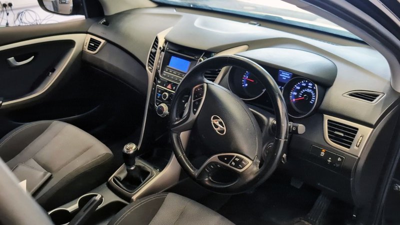 2016 Hyundai i30 in black — photo 9 of 15