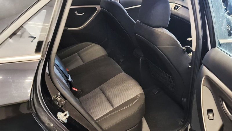 2016 Hyundai i30 in black — photo 11 of 15