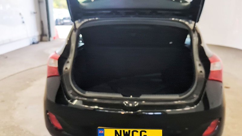 2016 Hyundai i30 in black — photo 12 of 15