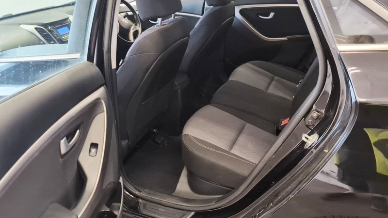 2016 Hyundai i30 in black — photo 10 of 15