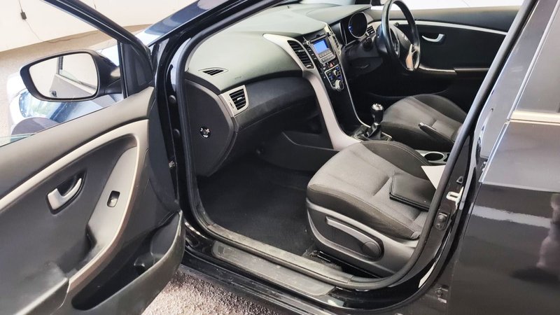 2016 Hyundai i30 in black — photo 7 of 15
