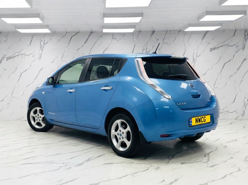 2011 Nissan Leaf in blue — photo 4 of 10